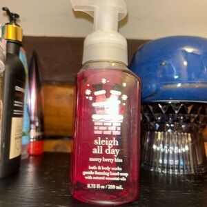 Bath and Body Works Merry Berry Kiss Foaming Hand Soap